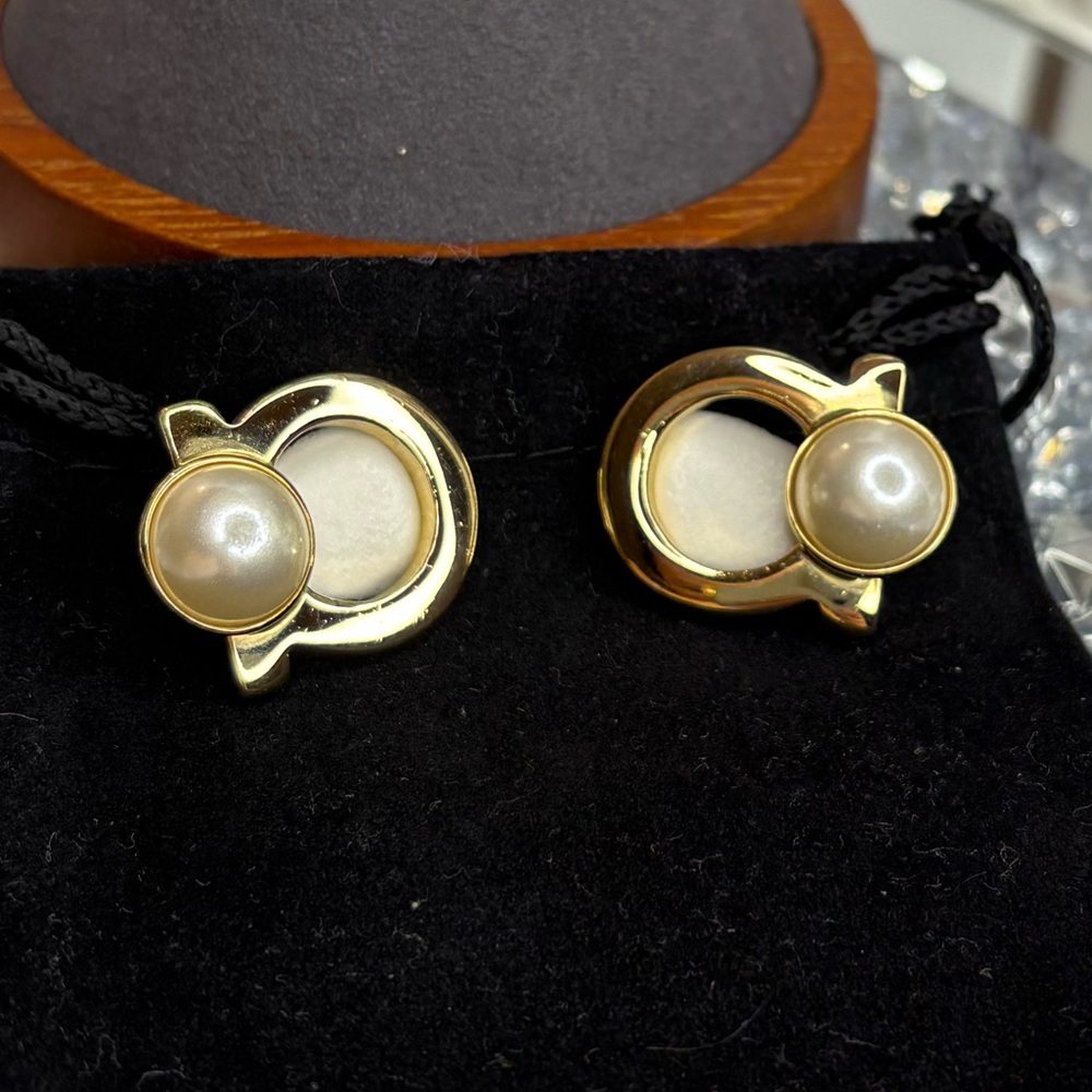 Ferragamo vintage Gancini pearl earrings with COA EUC - Picture 12 of 16
